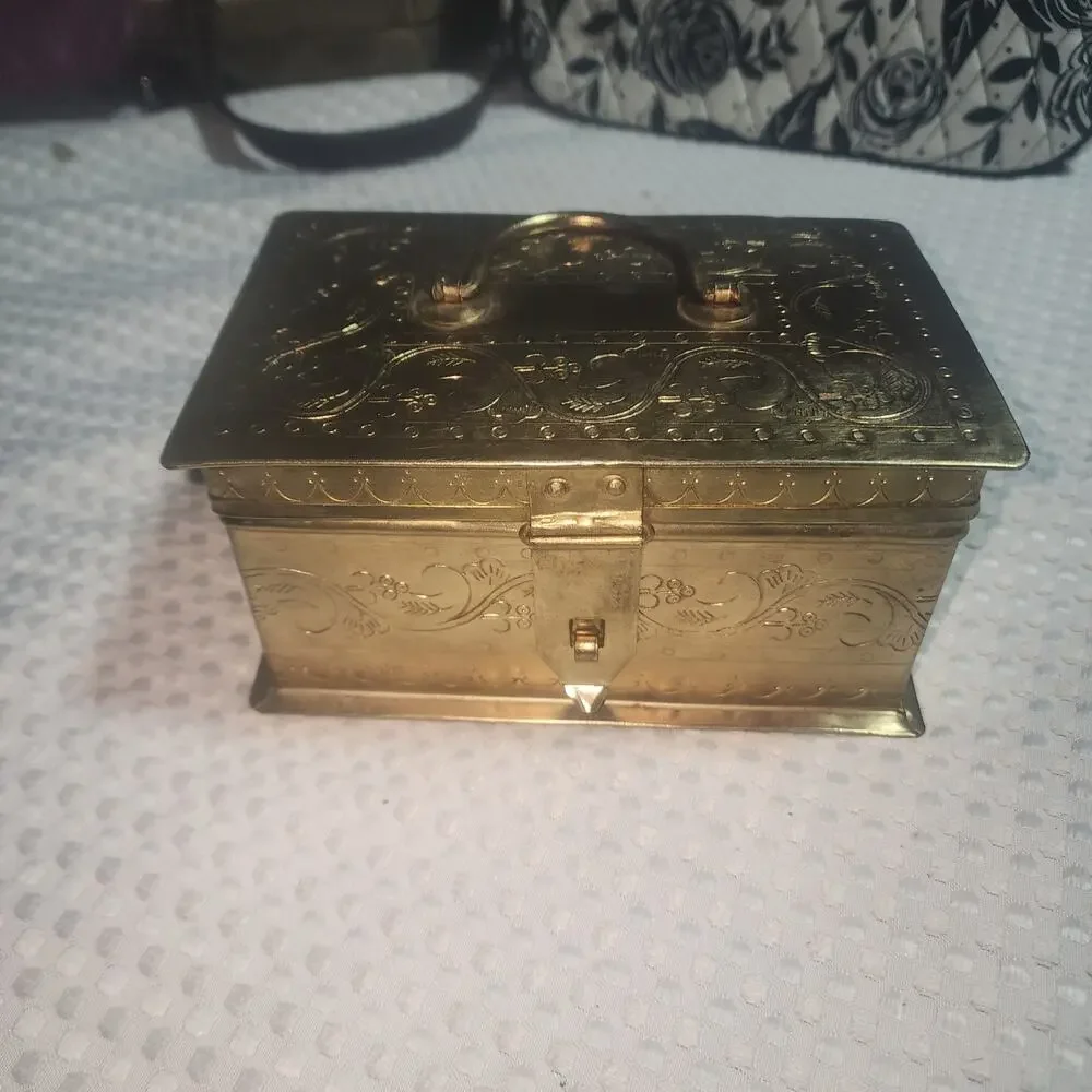 VINTAGE EUC LIGHT WEIGHT BRASS COLORED JEWELRY TREASURE BOX